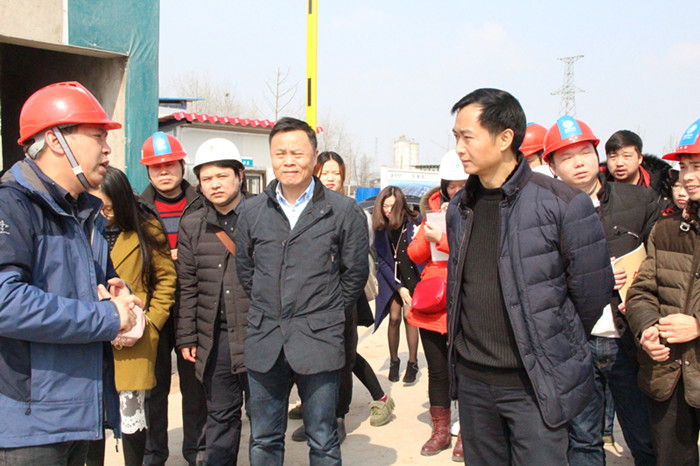 紫電公司組織員工參觀(guān)學(xué)習(xí)江陵郝穴220KV變電站