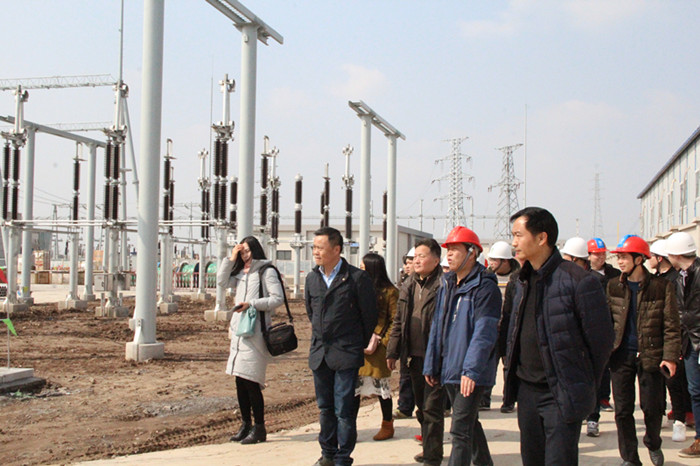 紫電公司組織員工參觀(guān)學(xué)習(xí)江陵郝穴220KV變電站
