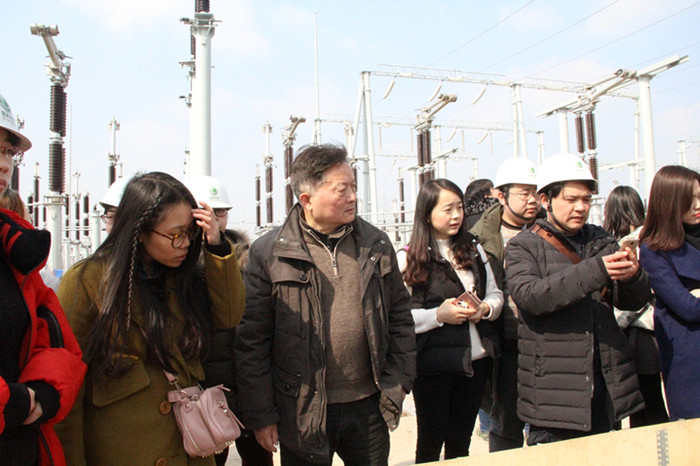 紫電公司組織員工參觀(guān)學(xué)習(xí)江陵郝穴220KV變電站