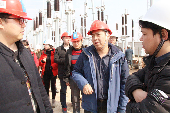紫電公司組織員工參觀(guān)學(xué)習(xí)江陵郝穴220KV變電站